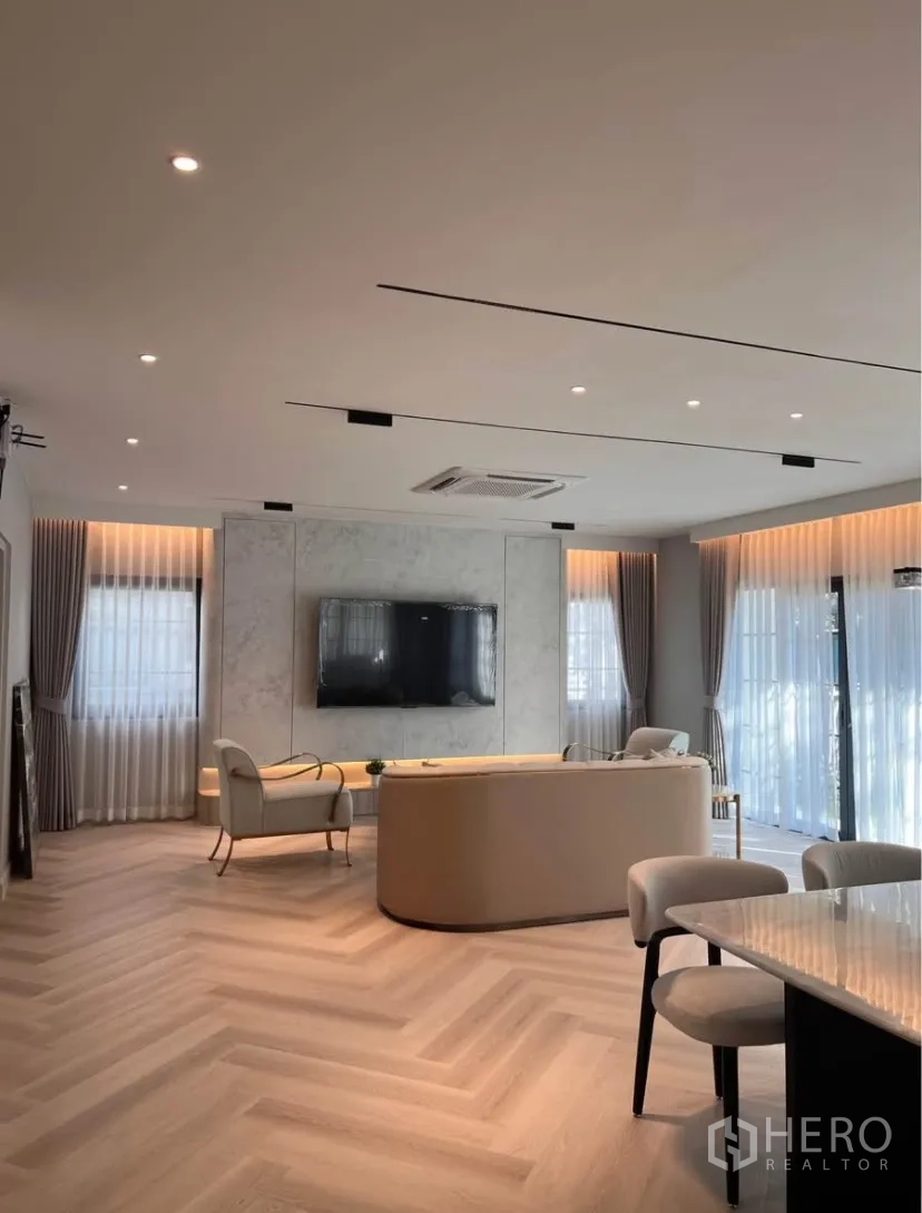 Detached House for rent in Bang Phli, Samut Prakan - Expansive living–dining space showing herringbone light wood flooring and large windows.