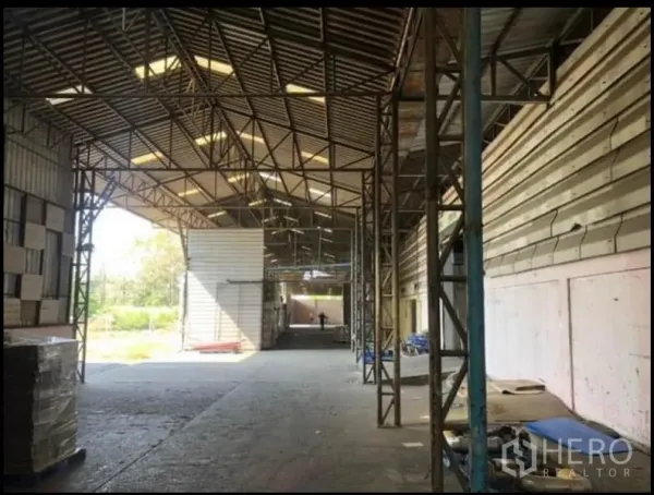 工厂 出租在Bang Khla, Chachoengsao - 高挑仓库内部，钢结构桁架与自然采光天窗。