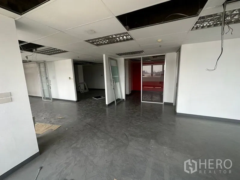 Office Space for rent in Khlong Toei, Bangkok - Central office area with glass partitions and white walls, flexible layout ready to fit out.