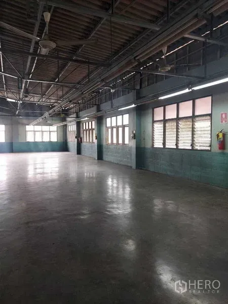 货栈 出租在Min Buri, Bangkok - 仓库内部宽敞，抛光混凝土地面，钢结构高挑屋顶与侧窗照明