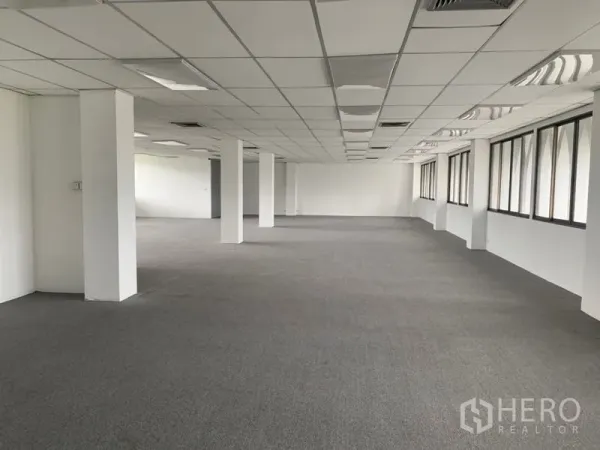 办公空间 出租在Ratchathewi, Bangkok - 长方形办公空间，多根立柱，铺设地毯，成排窗户采光充足。