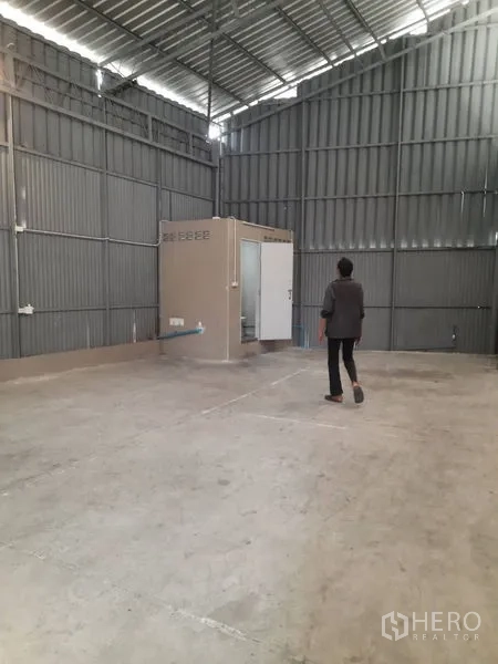 Warehouse for rent in Sathon, Bangkok - Open clear-span storage area with high ceiling and internal restroom cube.