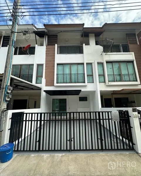 Townhouse for rent or sale in Phra Khanong, Bangkok - Modern three-storey townhouse facade with black gate and private driveway in The Private Sukhumvit–Bangchak, Phra Khanong.