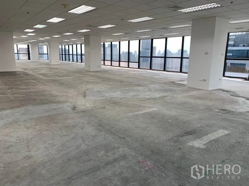 Office Space for rent in Ratchathewi, Bangkok - Spacious columned office area with cityscape outlooks and white walls, ready for fit-out.