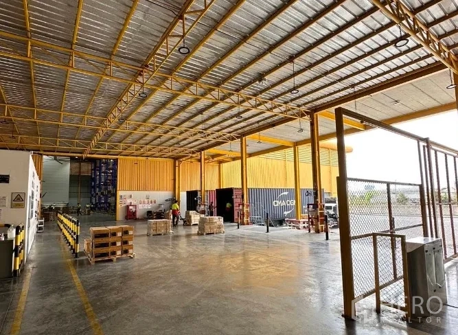 仓库 for rent in Lat Krabang, Bangkok - 带顶装卸区，设抬高平台、托盘与集装箱通道，便于高效作业。