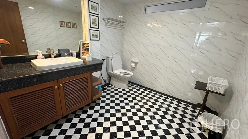Detached House for rent in Watthana, Bangkok - Powder room with black-and-white checkerboard floor and wide vanity.