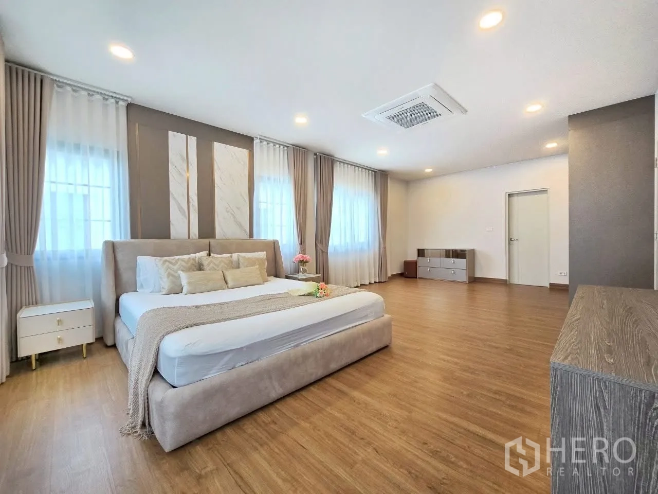 Detached House for rent in Bang Phli, Samut Prakan - Large bedroom with king bed and ample floor space