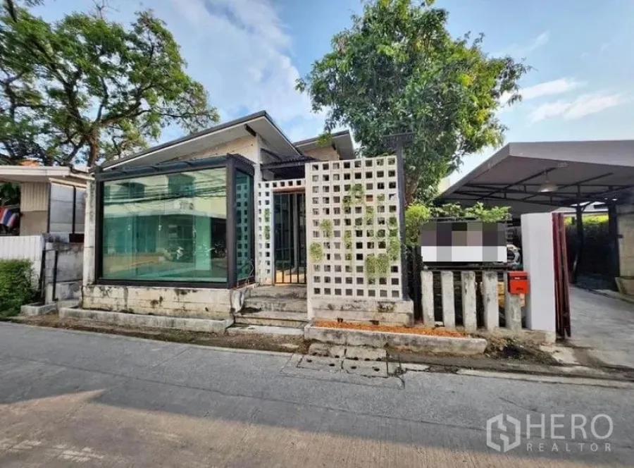 Home Office for rent in Lat Phrao, Bangkok - Street-view exterior of the modern home office with large showcase window and gated entrance.