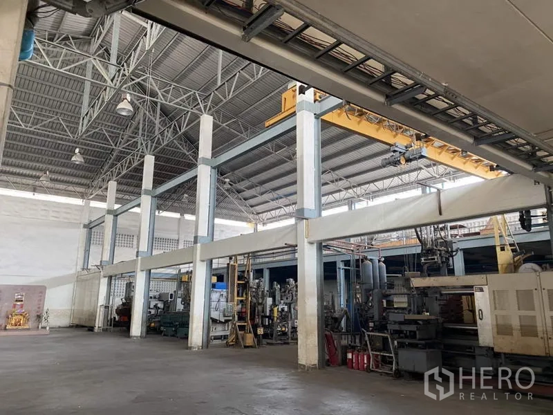 工厂 for sale in Khlong Luang, Pathum Thani - 厂房内设桥式行车与高净空钢结构屋顶。
