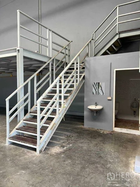 货栈 出租在Bang Khun Thian, Bangkok - 金属楼梯旁设有洗手池与夹层下方的卫生间