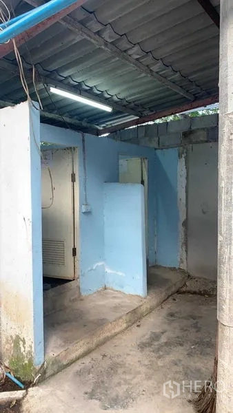 Factory for rent in Nakhon Pathom - Basic staff restroom inside the factory with blue walls and metal roof.