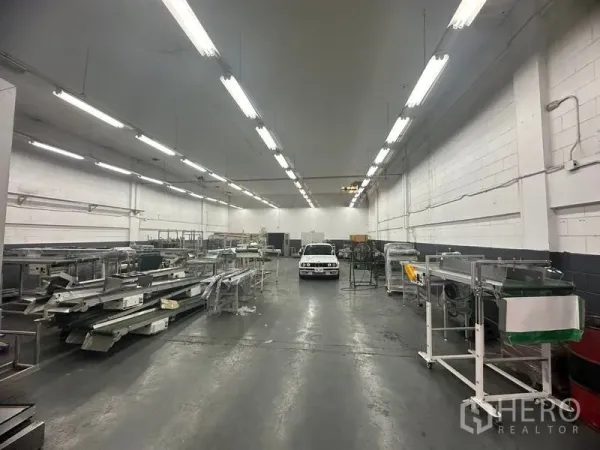 工厂 出租或出售在Khlong Luang, Pathum Thani - 高挑顶的生产车间，长条灯照明与混凝土地面，空间宽敞。
