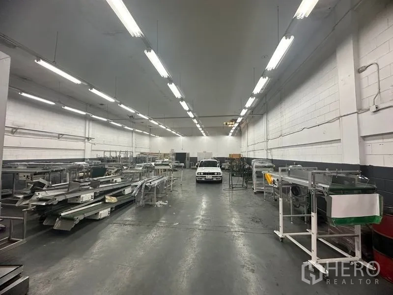 工厂 出租或出售在Khlong Luang, Pathum Thani - 高挑顶的生产车间，长条灯照明与混凝土地面，空间宽敞。