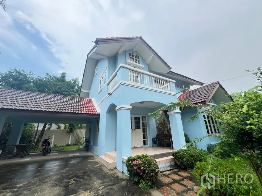 Detached House for rent in Bang Na, Bangkok - Front porch and main entrance of the blue detached house with covered terrace