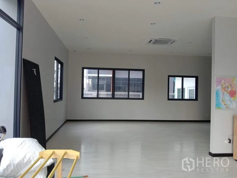 Factory for rent or sale in Lam Luk Ka, Pathum Thani - Spacious office hall with tiled floors and multiple windows.