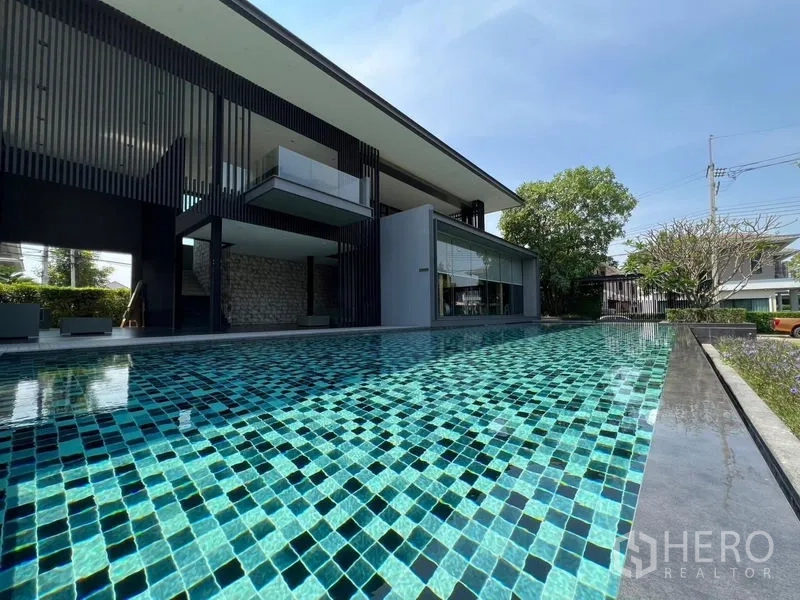 บ้าน ให้เช่าหรือขายในBang Khen, Bangkok - คลับเฮาส์สมัยใหม่พร้อมสระว่ายน้ำโมเสกยาว
