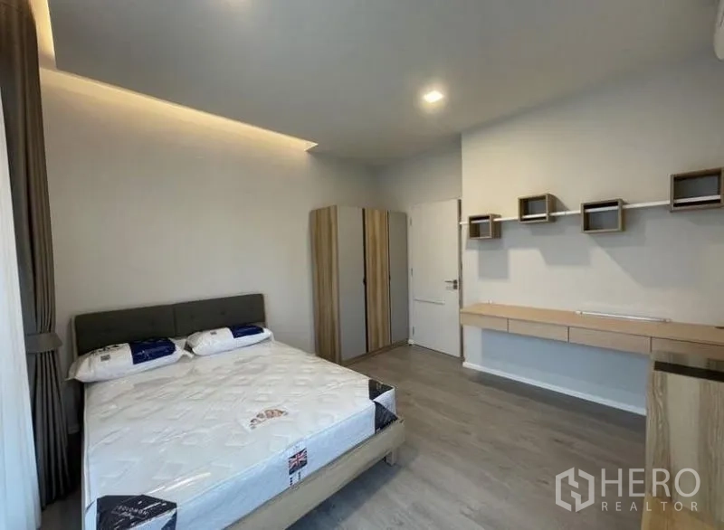 Detached House for rent in Prawet, Bangkok - Third bedroom with minimalist design, wall shelves and wardrobe storage.