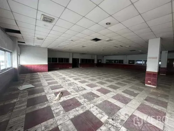Factory for rent in Khlong Luang, Pathum Thani - Large tiled hall with drop ceiling and windows, suitable for canteen or office use