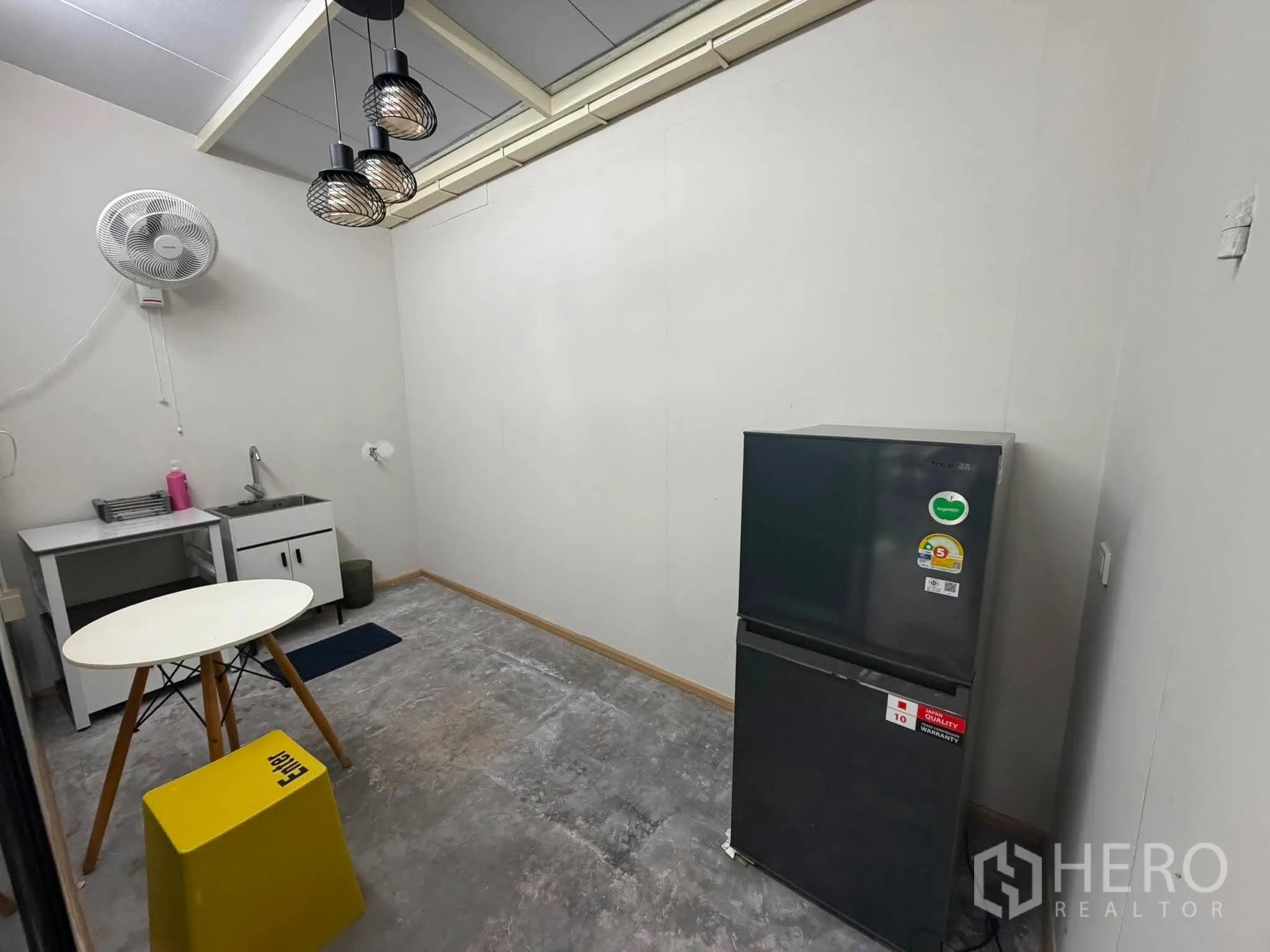 Home Office for rent in Phra Khanong, Bangkok - Pantry with sink, refrigerator, and round table.