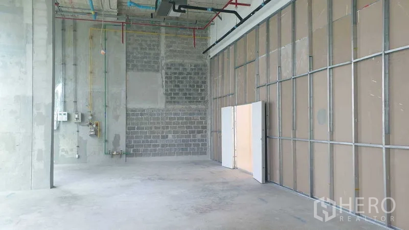 พื้นที่ขายปลีก ให้เช่า - พื้นที่เปิดโล่งสภาพเปล่าพร้อมโครงผนังกั้น เพดานสูงและพื้นคอนกรีต