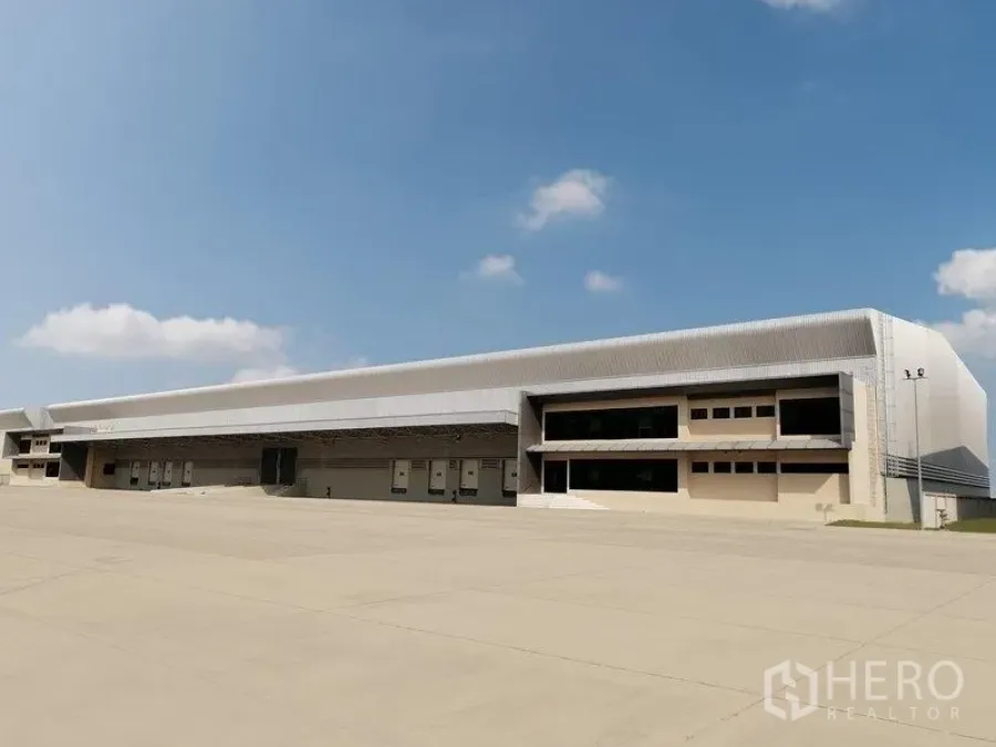 工厂 出租在Bang Pakong, Chachoengsao - 泰国北柳府邦帕功现代化工厂外观，设多处装卸月台与超大混凝土前场。