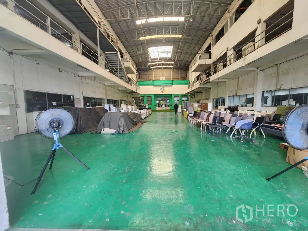 Factory for rent in Mueang Samut Sakhon, Samut Sakhon - Production hall with green epoxy floor, mezzanine offices and skylight roof.
