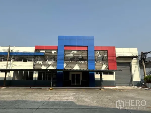 Factory for rent in Bang Phli, Samut Prakan - Front elevation of the factory showing covered loading area and large roller shutter entrance.
