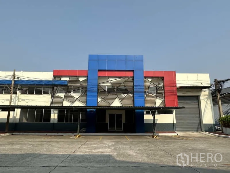 Factory for rent in Bang Phli, Samut Prakan - Front elevation of the factory showing covered loading area and large roller shutter entrance.
