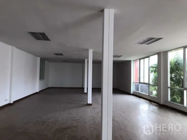 โรงงาน ให้เช่าในSamut Prakan - สำนักงานชั้นสองแบบเปิดโล่ง มีหน้าต่างบานใหญ่และเสารับน้ำหนัก