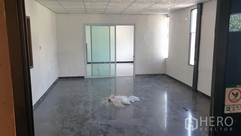 货栈 出租在Huai Khwang, Bangkok - 明亮的办公室，瓷砖地面，推拉玻璃门与窄长窗