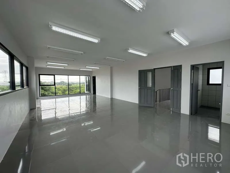 工厂 出租或出售在Bang Bua Thong, Nonthaburi - 宽敞的上层办公室，多扇门与充足灯光。