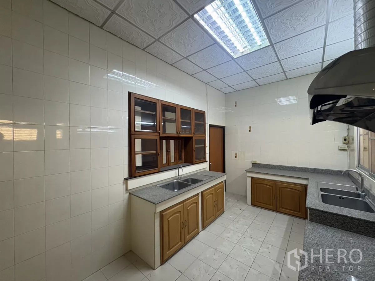 Warehouse for rent in Bang Phli, Samut Prakan - Second view of kitchen cabinetry, counters and tiled walls.