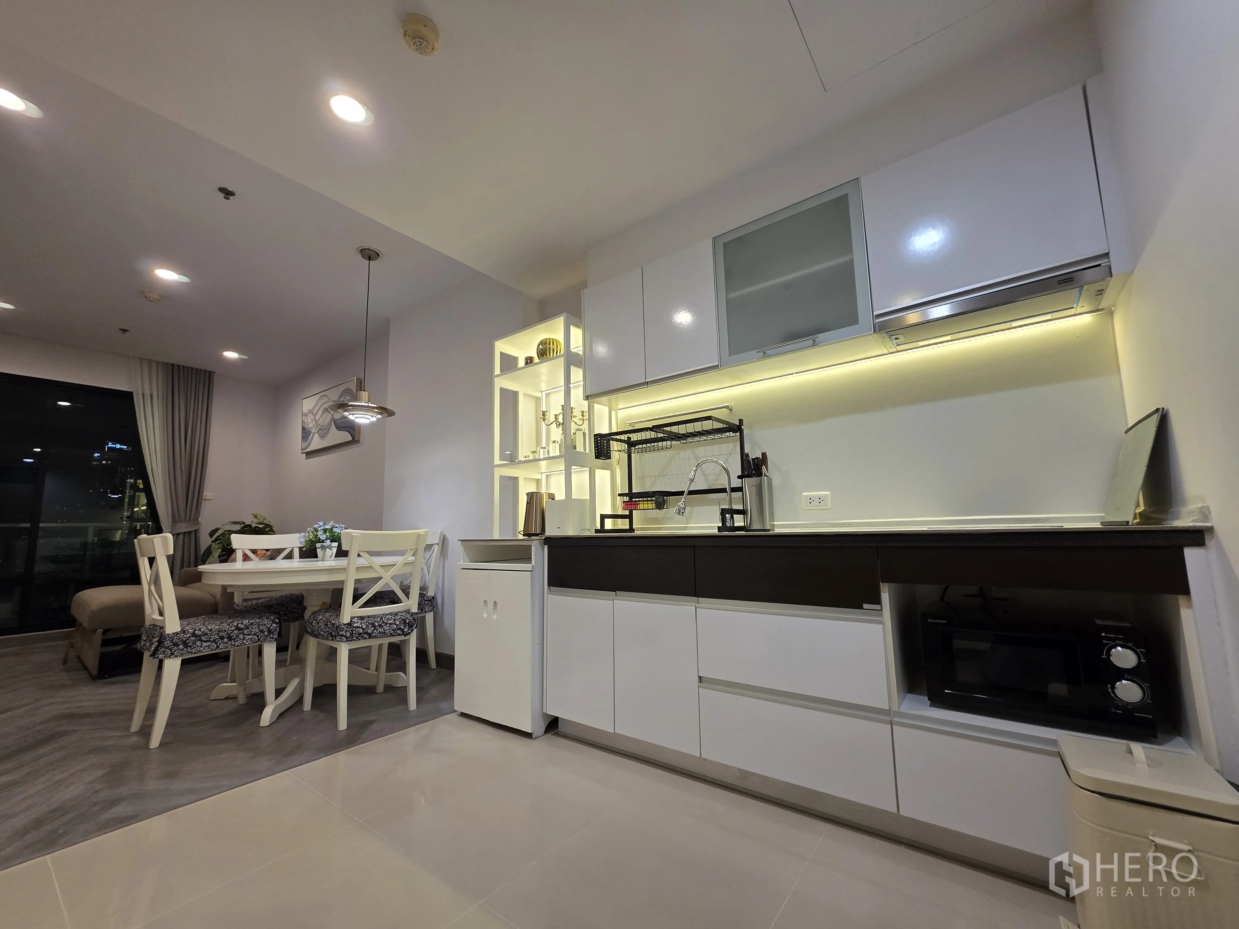 Condominium for rent in Bang Kapi, Bangkok - Dining area next to the kitchen and entry door with pendant light.