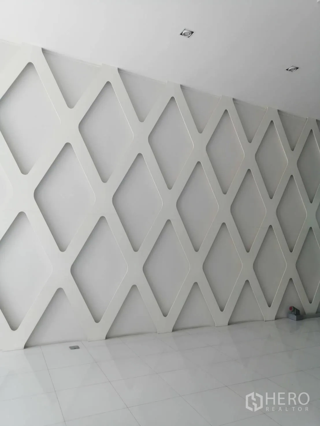 Retail Space for rent in Watthana, Bangkok - Decorative diamond-pattern feature wall with glossy white tiled flooring.