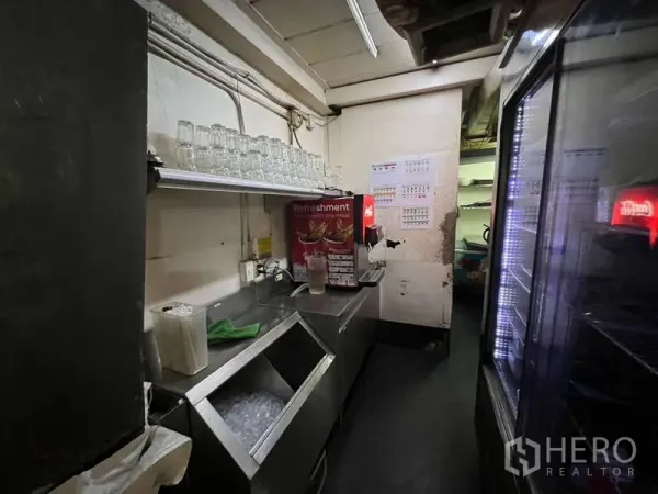 Shophouse for rent or sale in Khlong Toei, Bangkok - Compact service area with stainless ice bin, glass rack and a beverage dispenser.