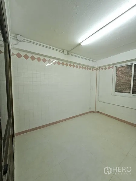 店屋 出租 - 小型瓷砖房间带窗，适合作为储物或办公室。