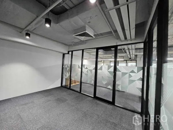 办公空间 出租在Ratchathewi, Bangkok - 铺地毯的独立房间，带几何磨砂玻璃隔断