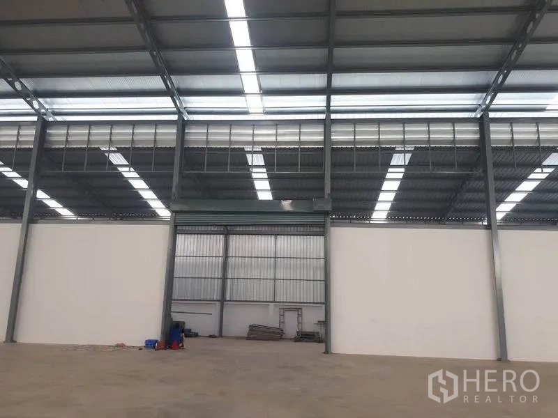 货栈 出租在Bang Phli, Samut Prakan - 中央作业区设大型卷帘门与钢结构框架。