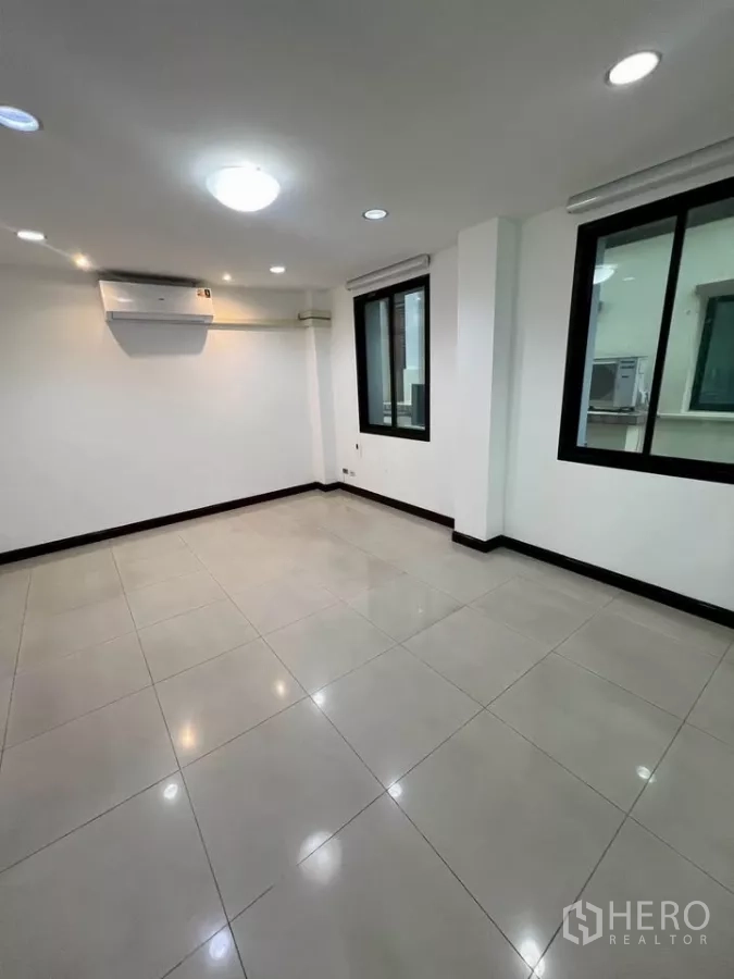 สำนักงานที่บ้าน ให้เช่าในWang Thonglang, Bangkok - ห้องสี่เหลี่ยมสำหรับทำงาน พร้อมแอร์แยกและหน้าต่างสองบาน