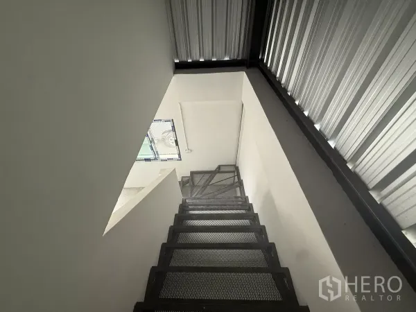 货栈 出租在Lat Krabang, Bangkok - 牢固的金属楼梯，通往仓库二层办公室。