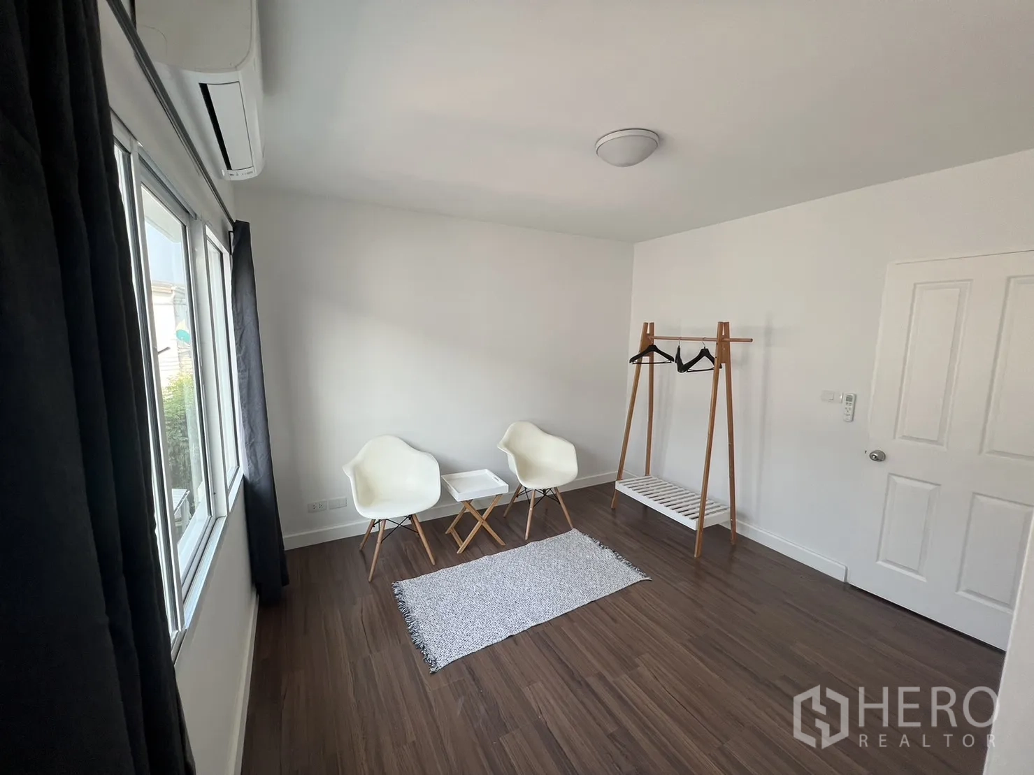 联排别墅 for rent in Suan Luang, Bangkok - 明亮小房间，配两把椅子与独立衣架。