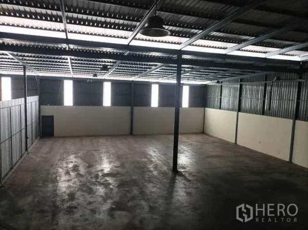Factory for rent in Ban Phaeo, Samut Sakhon - Open factory floor with skylights in the roof and vertical windows along the wall.