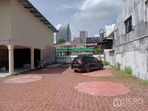 Detached House for rent in Phaya Thai, Bangkok - Large brick driveway with car parking and open garages inside the compound.