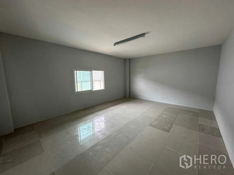 Warehouse for rent in Mueang Samut Sakhon, Samut Sakhon - Upstairs office room with tiled floor, window, and fluorescent light.