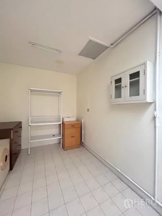 Detached House for rent in Suan Luang, Bangkok - Laundry or storage room with tiled floor and shelving.