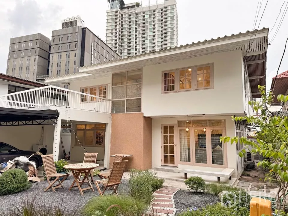 Detached House for rent in Huai Khwang, Bangkok - Two-storey detached house with landscaped front garden and terrace in Huai Khwang, Bangkok.
