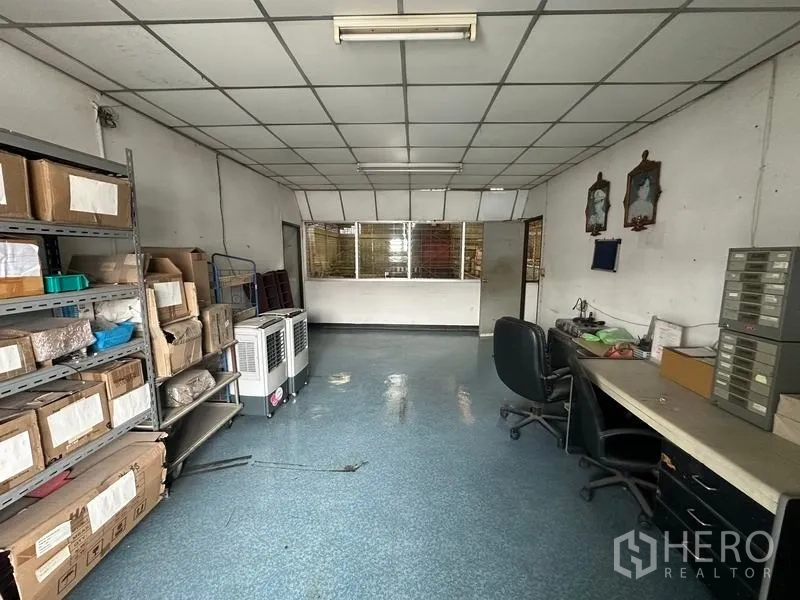 Factory for rent in Lam Luk Ka, Pathum Thani - Office room with drop ceiling, shelving, and work desks inside the factory.