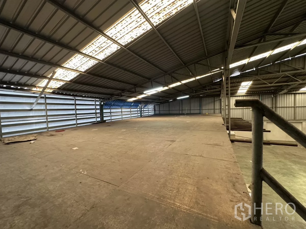 Warehouse for rent in Yan Nawa, Bangkok - Mezzanine storage platform under metal roofing inside the warehouse.