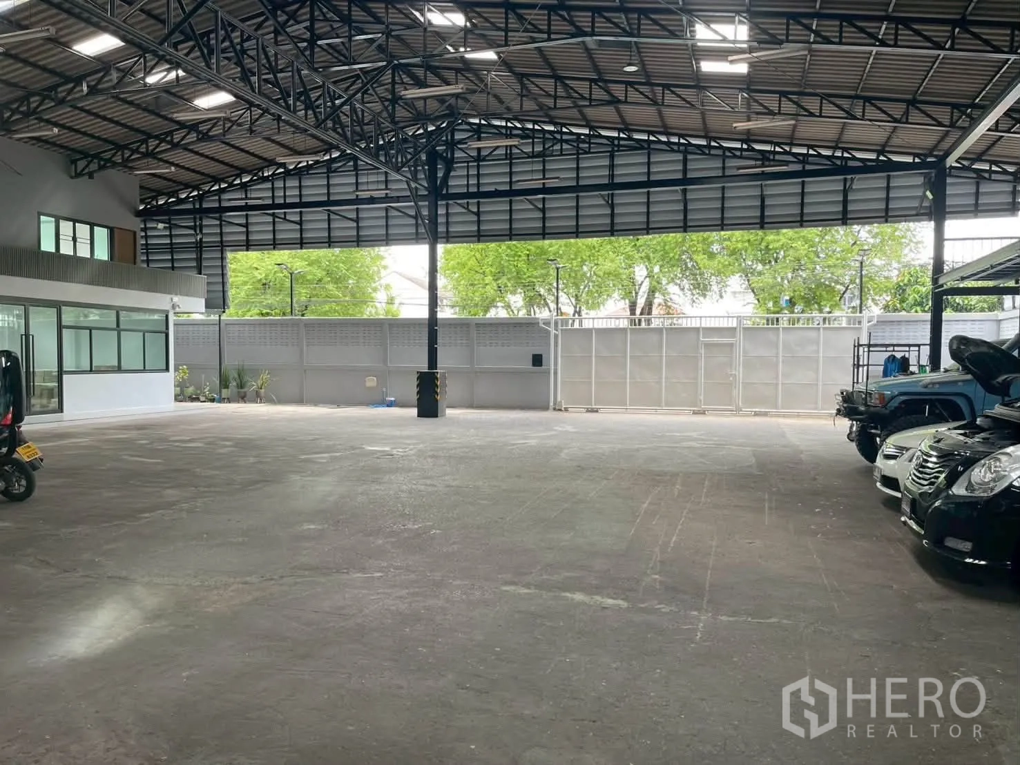 仓库 for rent in Taling Chan, Bangkok - 仓库内部开阔地面，钢桁架屋顶与混凝土地坪，装卸空间宽敞。