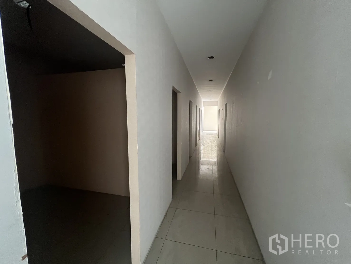 Retail Space for rent in Khlong Toei, Bangkok - Long internal corridor with several doorways leading to rooms.